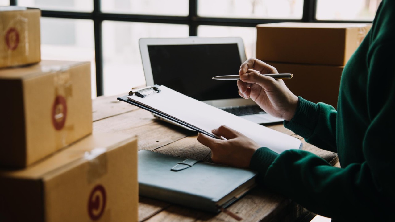 O que considerar antes de contratar uma transportadora - Postal Serviços